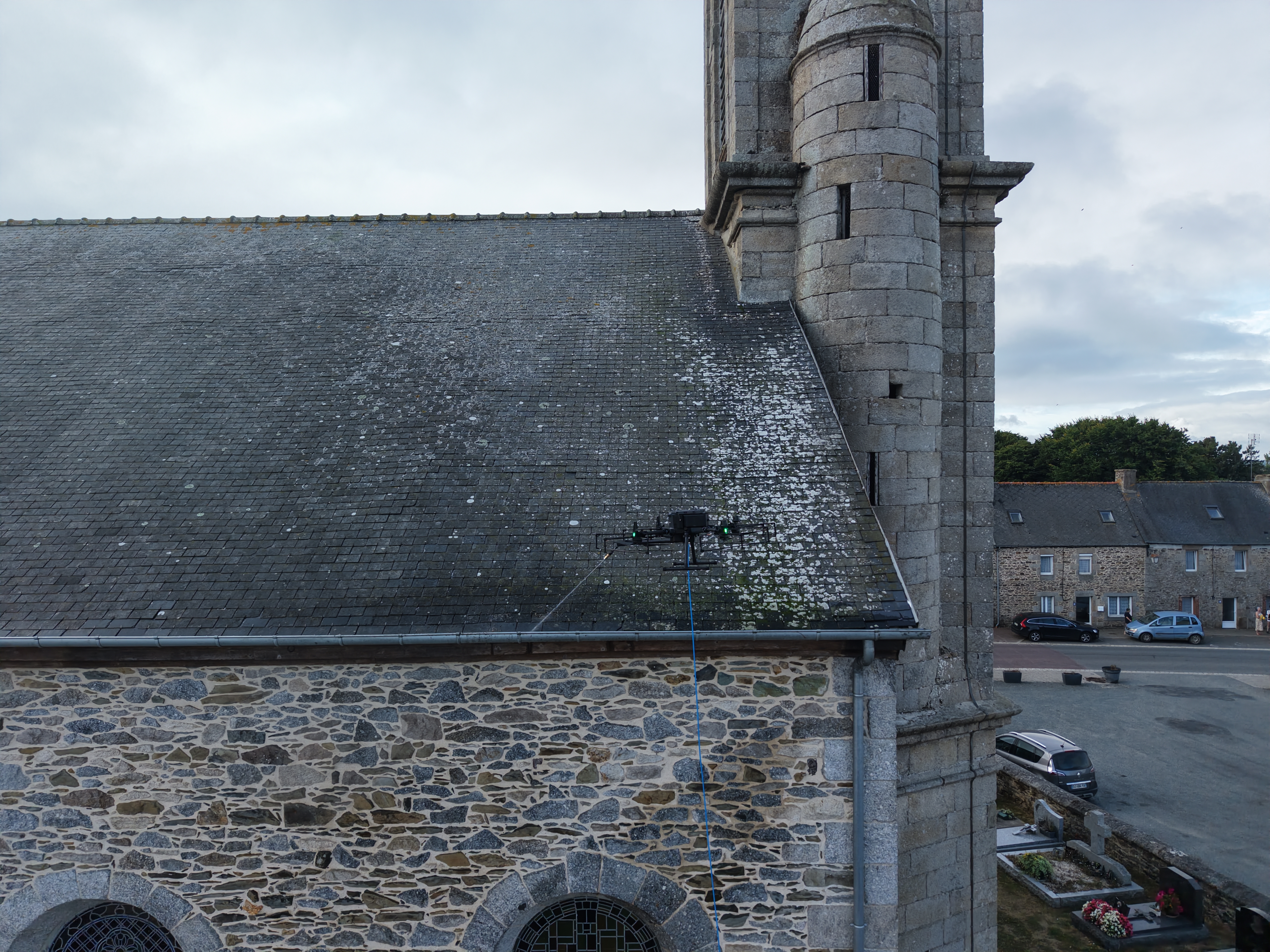 Maison bretonne avec gouttières propres et fonctionnelles après nettoyage professionnel