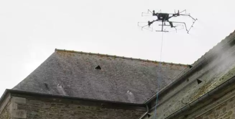 Pulvérisation antimousse par drone sur la chapelle de Hengoat, Côtes-d'Armor