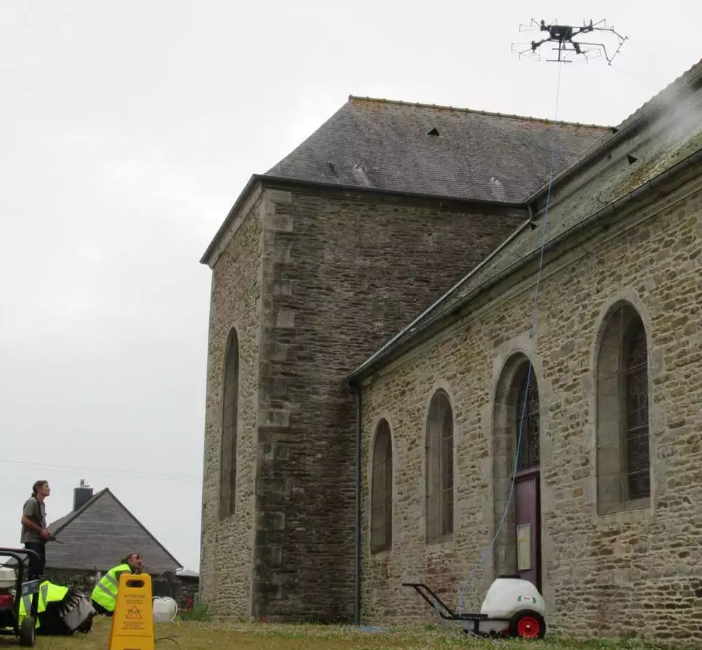Traitement antimousse de la chapelle de Pouldouran par drone