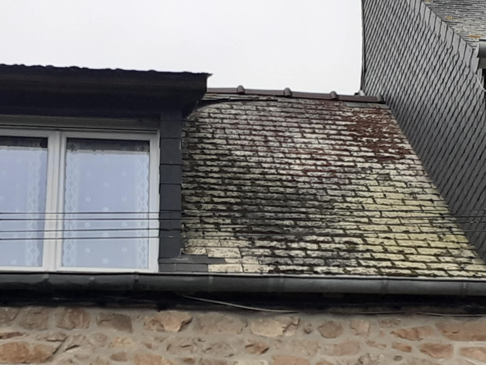 Toiture après traitement antimousse par drone en Bretagne