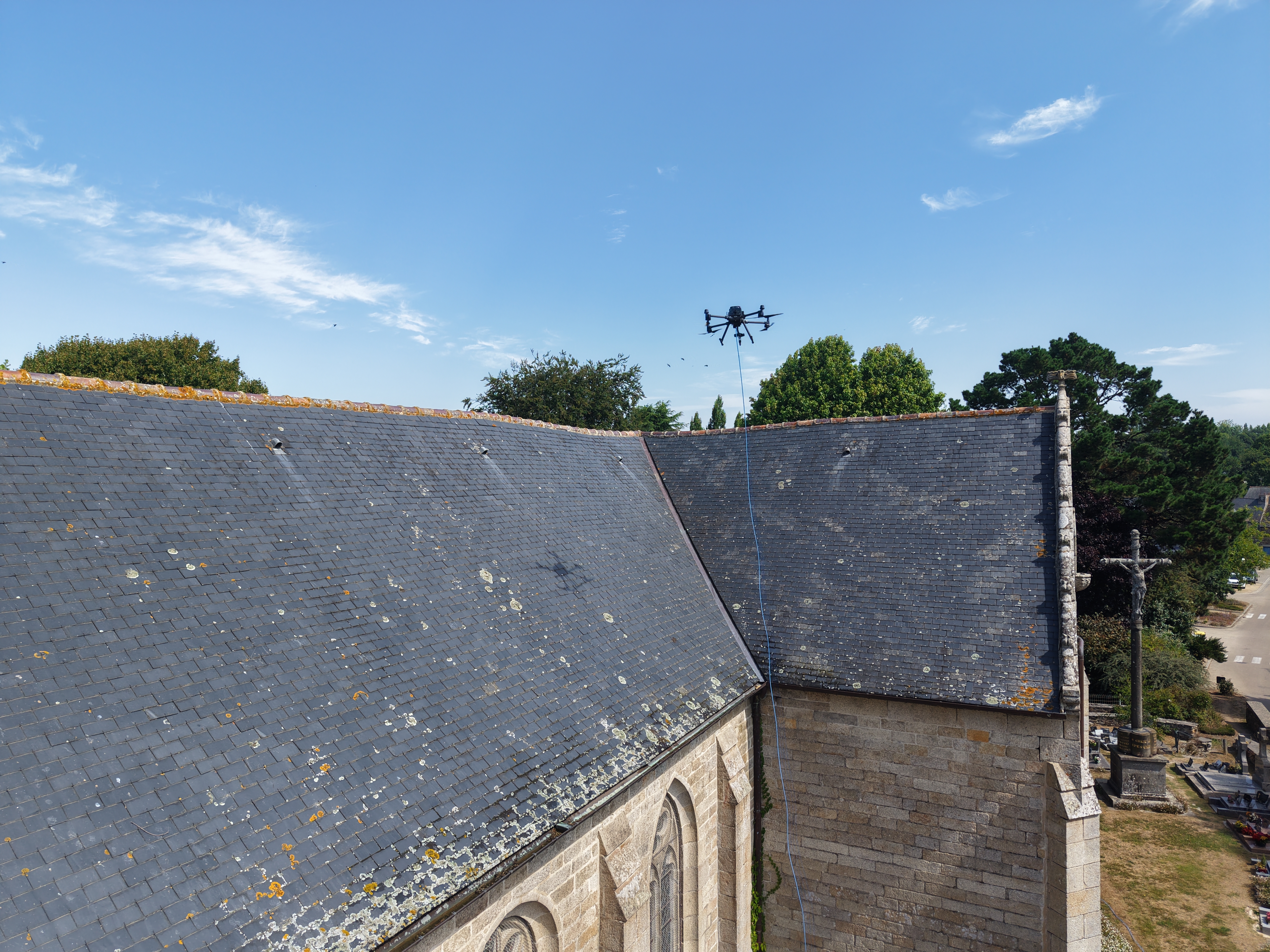 Drone DJI Matrice 350 RTK avec rampe de pulvérisation pour démoussage de toiture